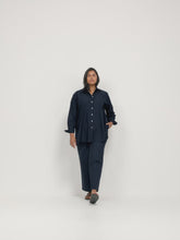 Load and play video in Gallery viewer, The Cotton Curved Hem Shirt
